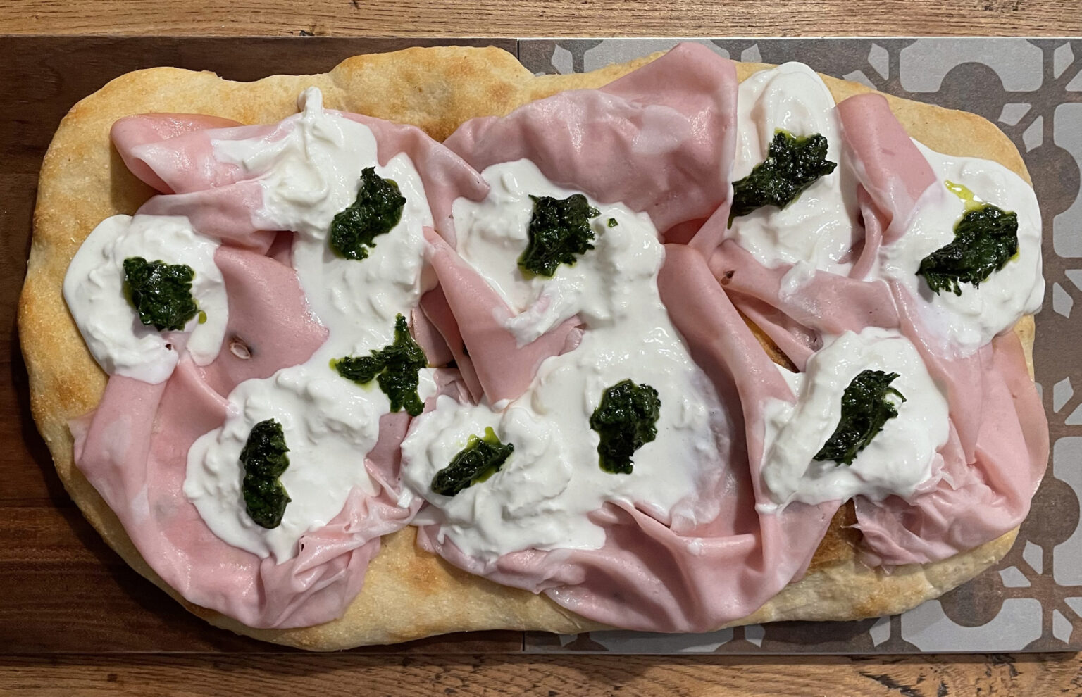 Pinsa Romana mortadella e stracciatella di burrata Caseificio Abbasciano