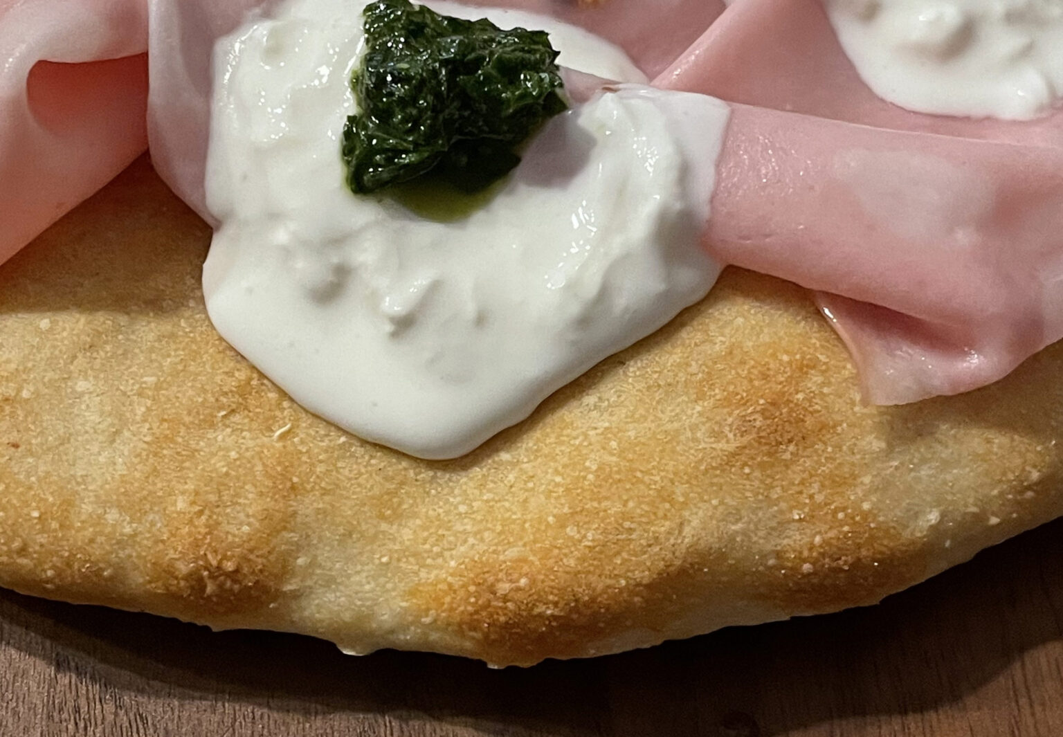 Pinsa Romana mortadella e stracciatella di burrata Caseificio Abbasciano